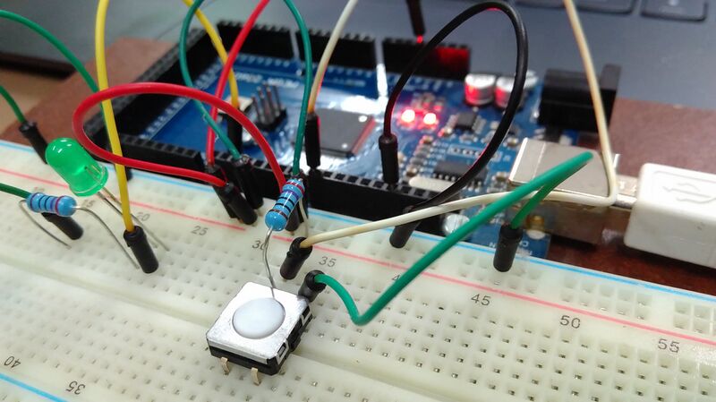 Bestand:Arduino and breadboard with LED and Switch.jpg